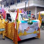 Semarak HUT Kobar ke-66, Pawai Nasi Adab Warnai Pangkalan Bun — Kesultanan Kutaringin Absen Karena Berkabung