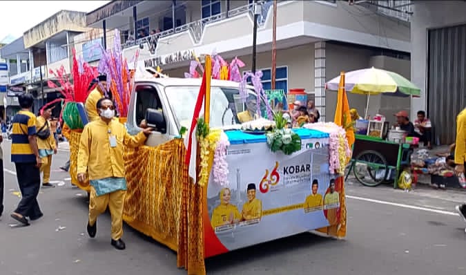 Semarak HUT Kobar ke-66, Pawai Nasi Adab Warnai Pangkalan Bun — Kesultanan Kutaringin Absen Karena Berkabung