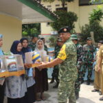 WASEV TNI TMMD KE-126 LAKSANAKAN FOTO BERSAMA DAN SERAHKAN BANTUAN PERLENGKAPAN OLAHRAGA KEPADA MASYARAKAT DESA CIKENTRUNG