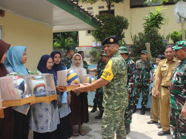 WASEV TNI TMMD KE-126 LAKSANAKAN FOTO BERSAMA DAN SERAHKAN BANTUAN PERLENGKAPAN OLAHRAGA KEPADA MASYARAKAT DESA CIKENTRUNG