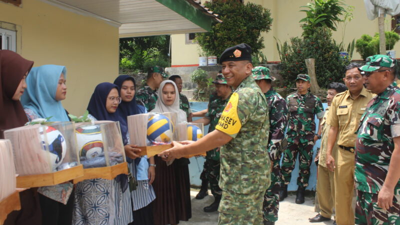 WASEV TNI TMMD KE-126 LAKSANAKAN FOTO BERSAMA DAN SERAHKAN BANTUAN PERLENGKAPAN OLAHRAGA KEPADA MASYARAKAT DESA CIKENTRUNG