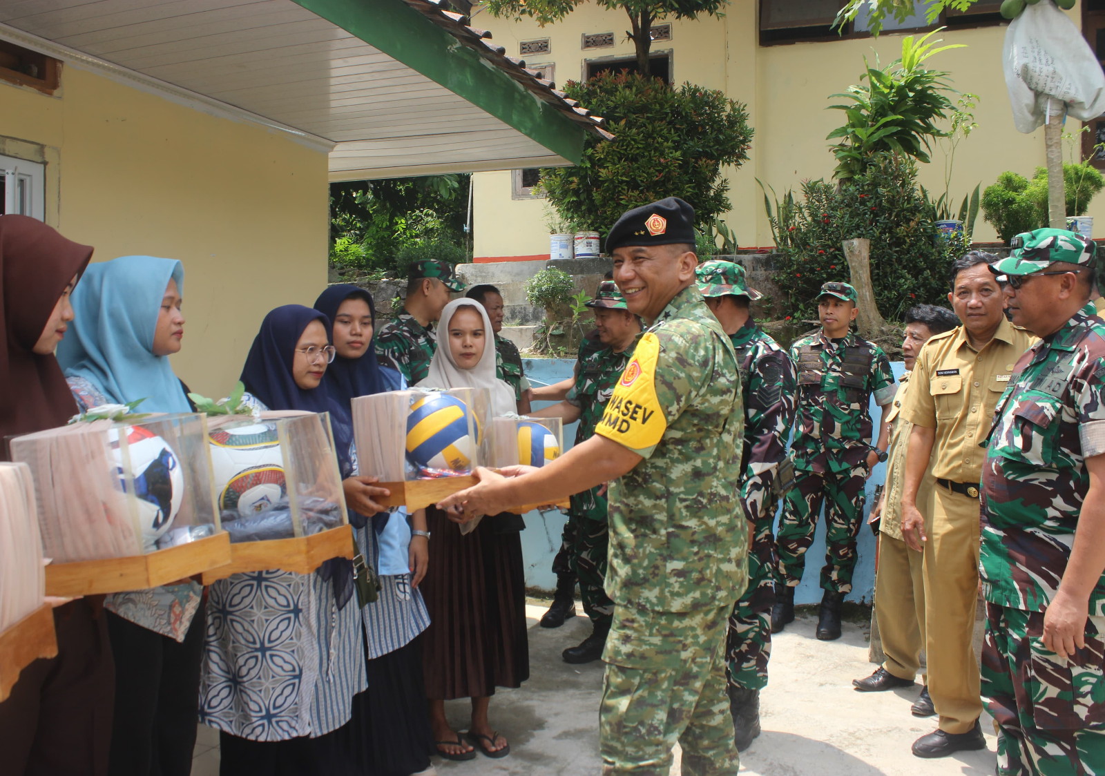 WASEV TNI TMMD KE-126 LAKSANAKAN FOTO BERSAMA DAN SERAHKAN BANTUAN PERLENGKAPAN OLAHRAGA KEPADA MASYARAKAT DESA CIKENTRUNG