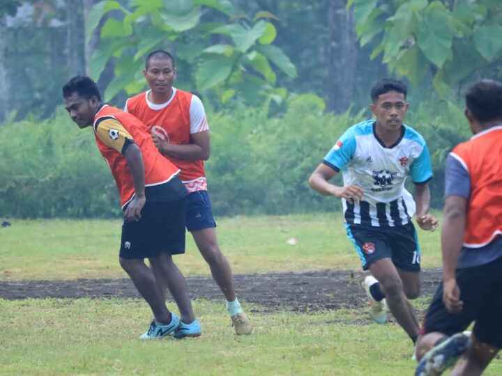 Tak Hanya Bangun Desa, Satgas TMMD ke-126 Kodim 1505/Tidore Ajak Pemuda Jaga Silaturahmi Lewat Sepak Bola