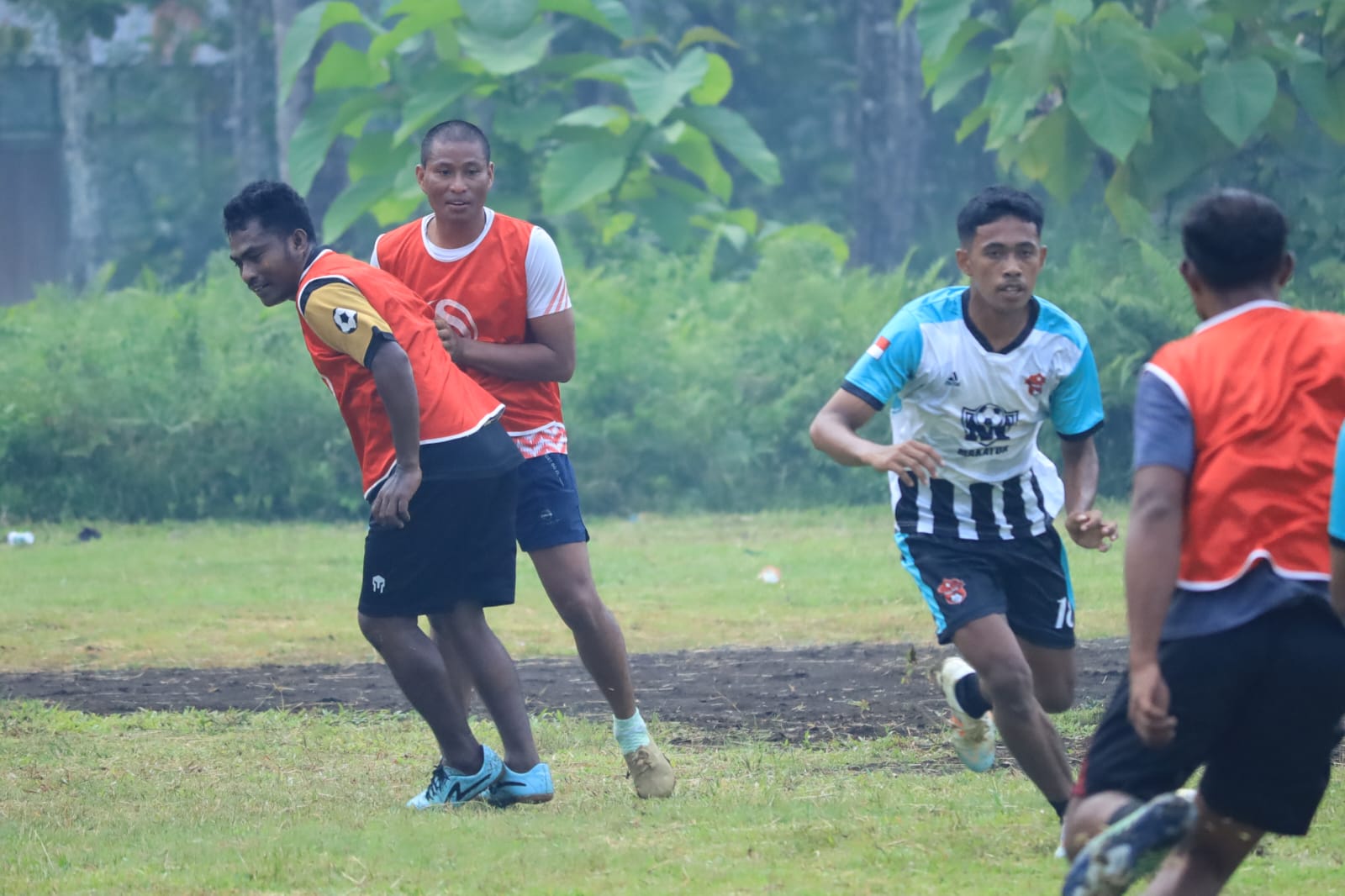 Tak Hanya Bangun Desa, Satgas TMMD ke-126 Kodim 1505/Tidore Ajak Pemuda Jaga Silaturahmi Lewat Sepak Bola