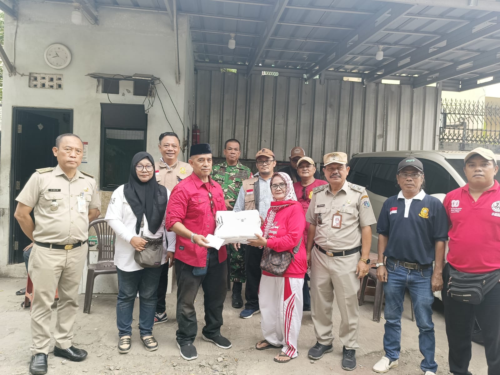 FKDM Dan LMK Serta Babinsa Kelurahan Angke Berikan Santunan Ke Korban Kebakaran