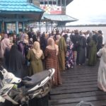 Masyarakat Berbondong-bondong Mengantar Para Haji Umrah ke Pelabuhan Dermaga Pegatan