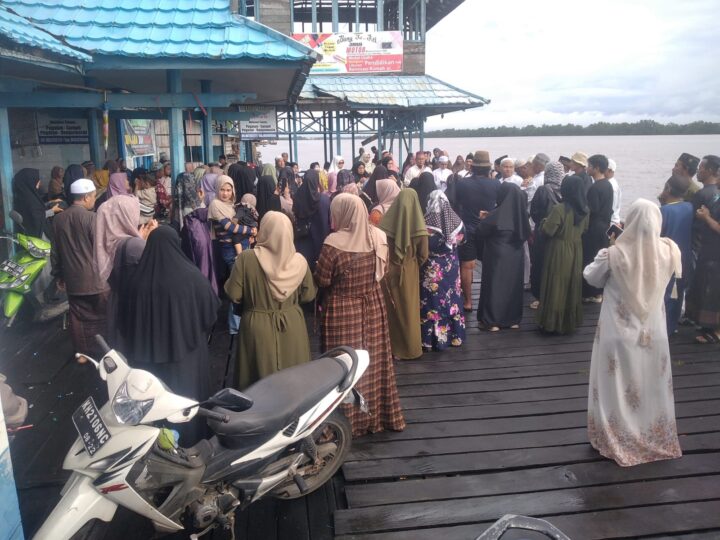 Masyarakat Berbondong-bondong Mengantar Para Haji Umrah ke Pelabuhan Dermaga Pegatan