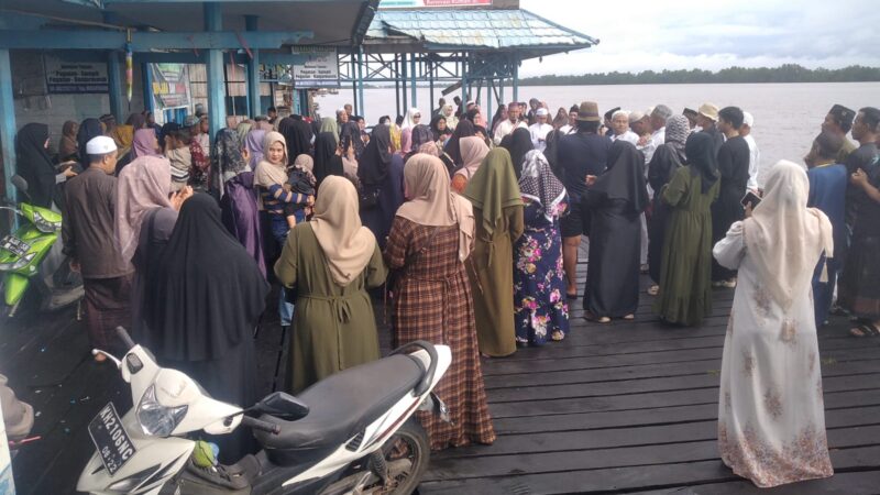Masyarakat Berbondong-bondong Mengantar Para Haji Umrah ke Pelabuhan Dermaga Pegatan