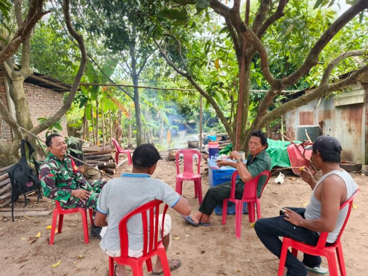 Babinsa Koramil 1015-09/Seruyan Hilir Laksanakan Komsos Dengan Masyarakat Desa Binaan