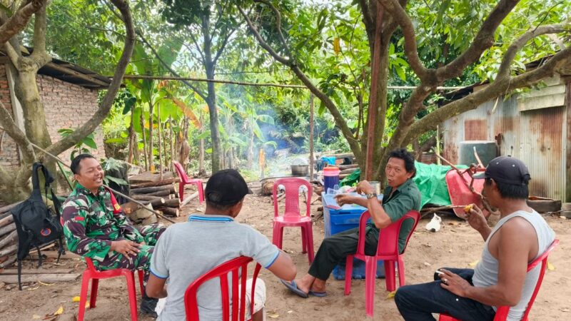 Babinsa Koramil 1015-09/Seruyan Hilir Laksanakan Komsos Dengan Masyarakat Desa Binaan