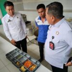 Kepala Lembaga Pemasyarakatan Kelas llB PangkalanBun Drs.Dawa’i,M.A Lakukan Pengecekan Langsung Terhadap Dapur Lapas