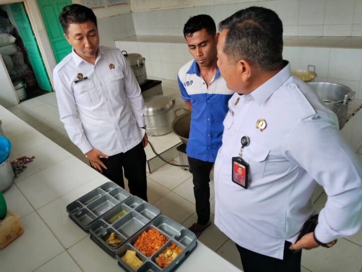 Kepala Lembaga Pemasyarakatan Kelas llB PangkalanBun Drs.Dawa’i,M.A Lakukan Pengecekan Langsung Terhadap Dapur Lapas