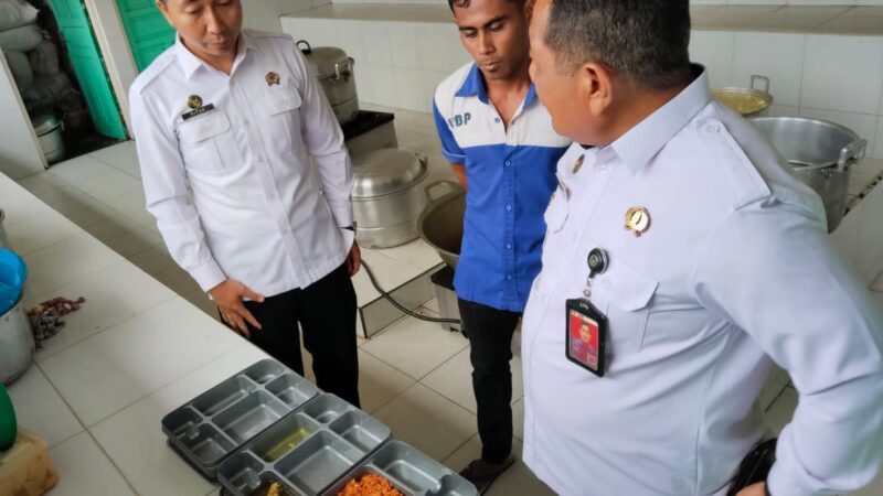Kepala Lembaga Pemasyarakatan Kelas llB PangkalanBun Drs.Dawa’i,M.A Lakukan Pengecekan Langsung Terhadap Dapur Lapas
