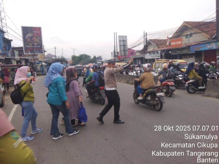 Polsek Cikupa Laksanakan PECAK Pagi Hari, Ciptakan Kamseltibcar Lantas di Pertigaan Columbus