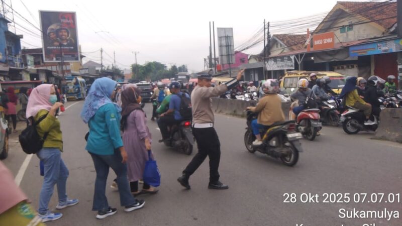Polsek Cikupa Laksanakan PECAK Pagi Hari, Ciptakan Kamseltibcar Lantas di Pertigaan Columbus