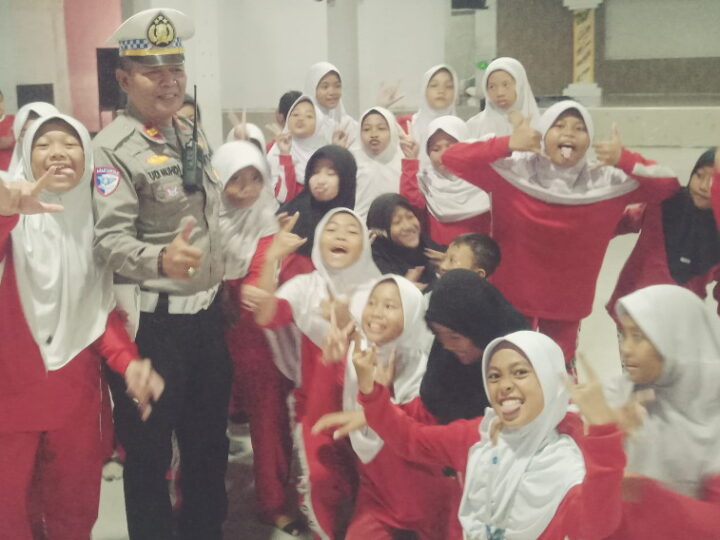 Unit Lantas Polsek Cikupa Latih Polisi Cilik di SD Islam Terpadu Smart Syahida
