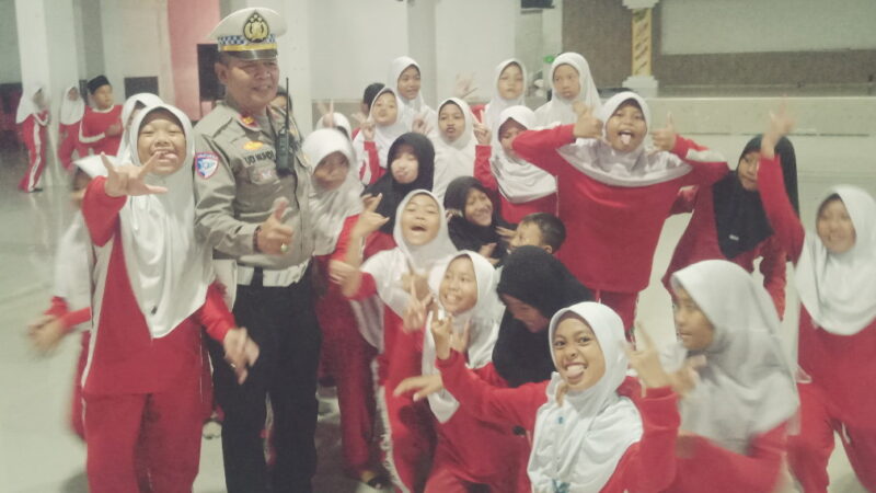 Unit Lantas Polsek Cikupa Latih Polisi Cilik di SD Islam Terpadu Smart Syahida