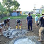 Semangat Kebersamaan, Satgas TMMD dan Warga Desa Wama Bahu Membahu Cor Lapangan Voli