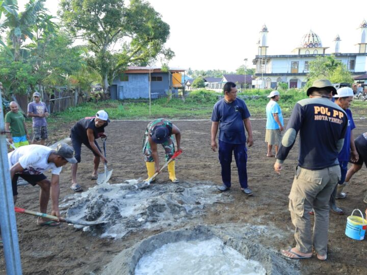 Semangat Kebersamaan, Satgas TMMD dan Warga Desa Wama Bahu Membahu Cor Lapangan Voli