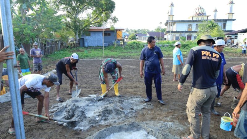 Semangat Kebersamaan, Satgas TMMD dan Warga Desa Wama Bahu Membahu Cor Lapangan Voli