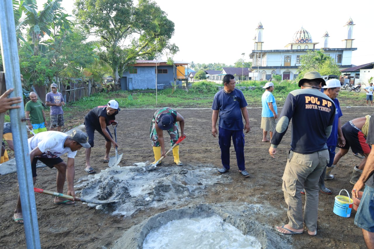 Semangat Kebersamaan, Satgas TMMD dan Warga Desa Wama Bahu Membahu Cor Lapangan Voli