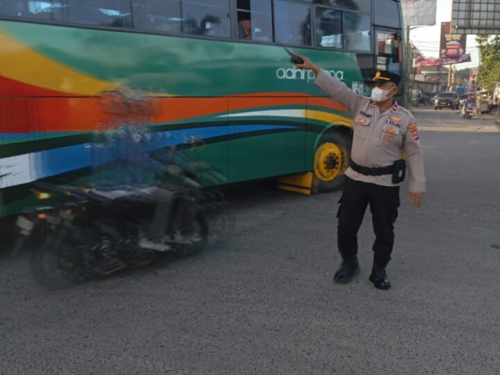 Personel Polsek Cikupa Laksanakan Pengaturan Arus Lalu Lintas Pagi di Perempatan Cikupa Mas