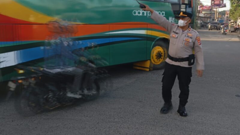 Personel Polsek Cikupa Laksanakan Pengaturan Arus Lalu Lintas Pagi di Perempatan Cikupa Mas