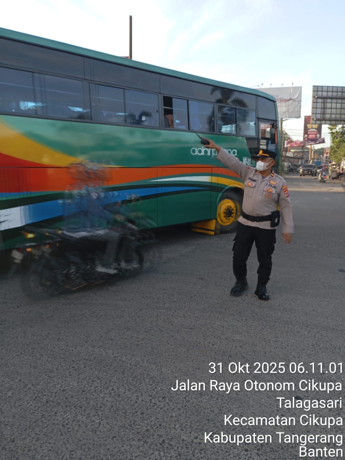 Personel Polsek Cikupa Laksanakan Pengaturan Arus Lalu Lintas Pagi di Perempatan Cikupa Mas