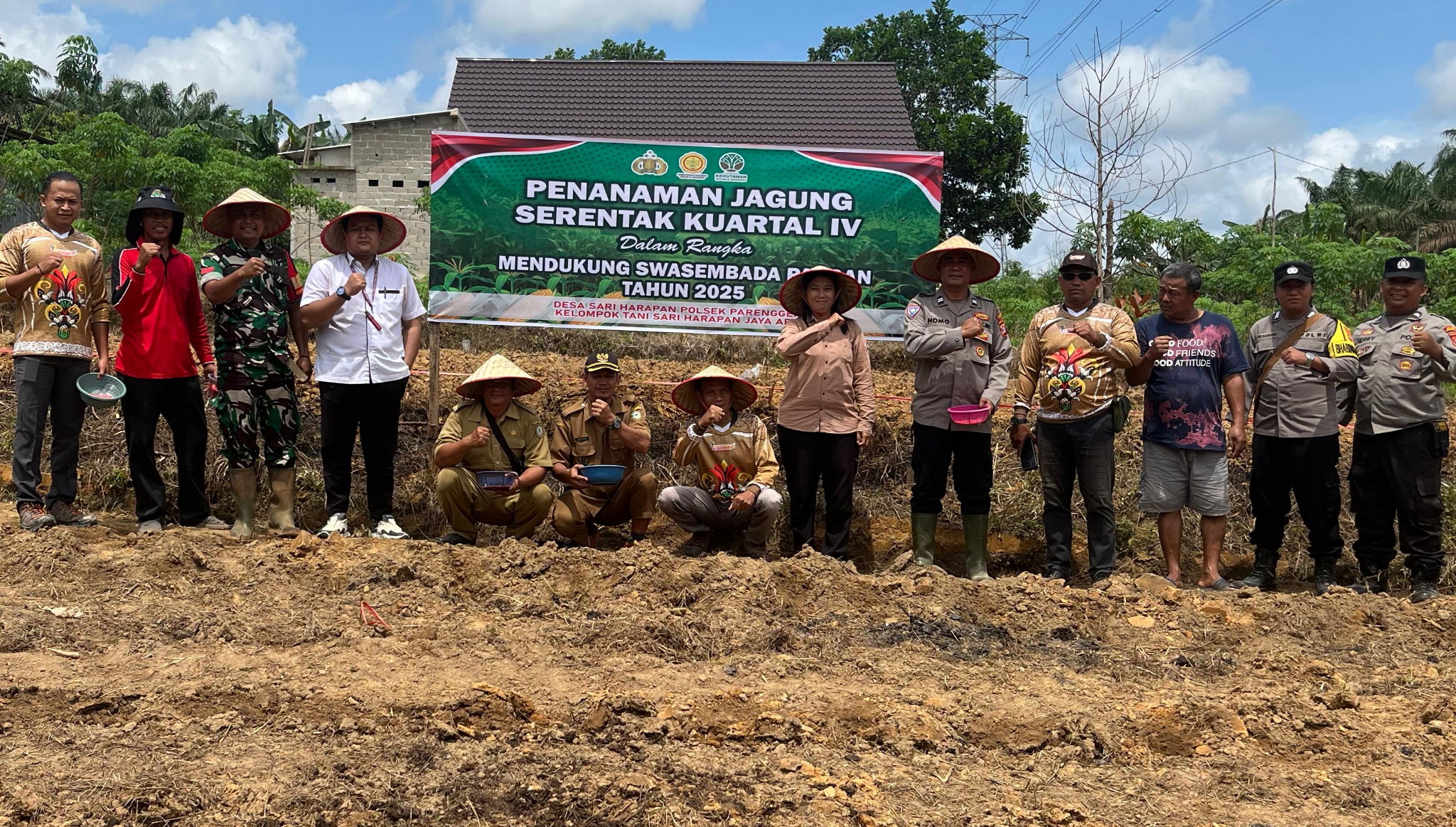 Babinsa Koramil 1015-07/Parenggean Hadiri Penanaman Jagung di Desa Sari Harapan
