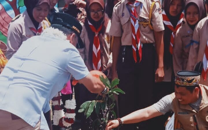 SMAN 1 KUMAI TERIMA 32 PANEL DIGITAL GUBERNUR KALTENG DIDUKUNG SEKDA KOBAR DAN KEPALA SEKOLAH DORONG TRANSFORMASI PENDIDIKAN MENUJU NASIONAL