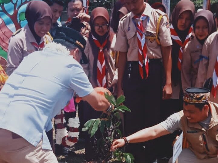 SMAN 1 KUMAI TERIMA 32 PANEL DIGITAL GUBERNUR KALTENG DIDUKUNG SEKDA KOBAR DAN KEPALA SEKOLAH DORONG TRANSFORMASI PENDIDIKAN MENUJU NASIONAL