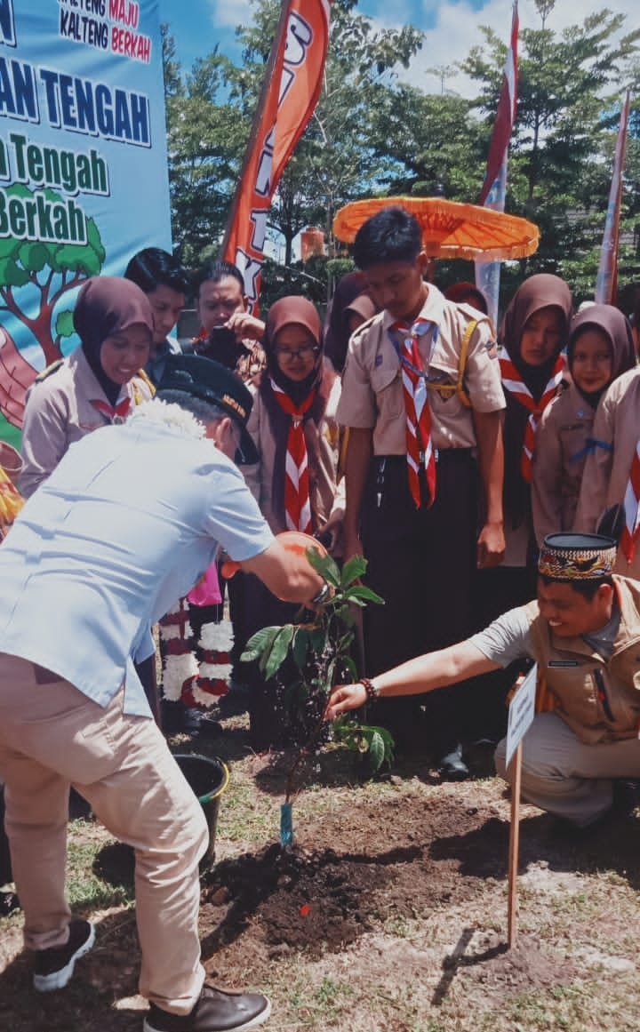 SMAN 1 KUMAI TERIMA 32 PANEL DIGITAL GUBERNUR KALTENG DIDUKUNG SEKDA KOBAR DAN KEPALA SEKOLAH DORONG TRANSFORMASI PENDIDIKAN MENUJU NASIONAL