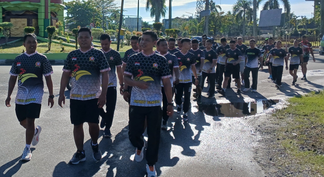 Guna Menjaga Tubuh Yang Prima,Personel Kodim 1015/Sampit Laksanakan Olahraga Bersama