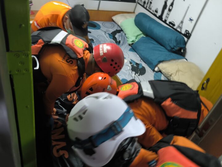 GABUNGAN TIM SAR EVAKUASI 1 ORANG ABK KAPAL TB PATRIA 3 DI PERAIRAN LAUT JAWA PROV. KALIMANTAN TENGAH