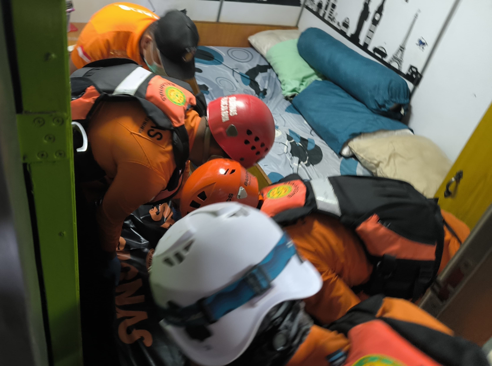 GABUNGAN TIM SAR EVAKUASI 1 ORANG ABK KAPAL TB PATRIA 3 DI PERAIRAN LAUT JAWA PROV. KALIMANTAN TENGAH