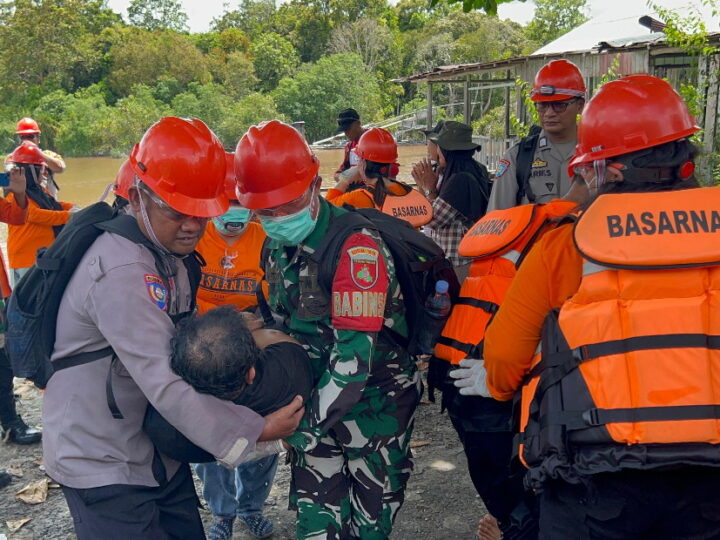BASARNAS DAN PEMKOT PALANGKARAYA GELAR SIMULASI BANJIR DI KECAMATAN BUKIT BATU