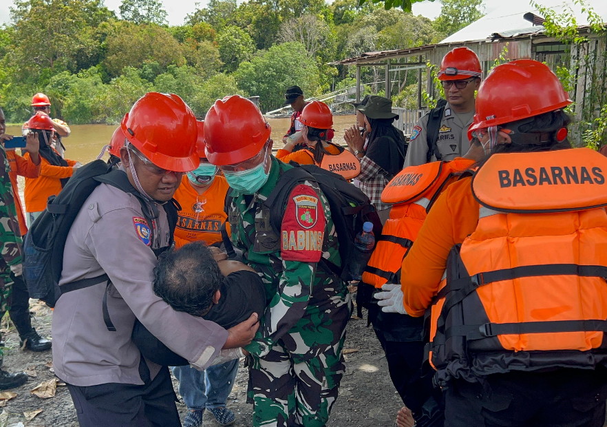 BASARNAS DAN PEMKOT PALANGKARAYA GELAR SIMULASI BANJIR DI KECAMATAN BUKIT BATU