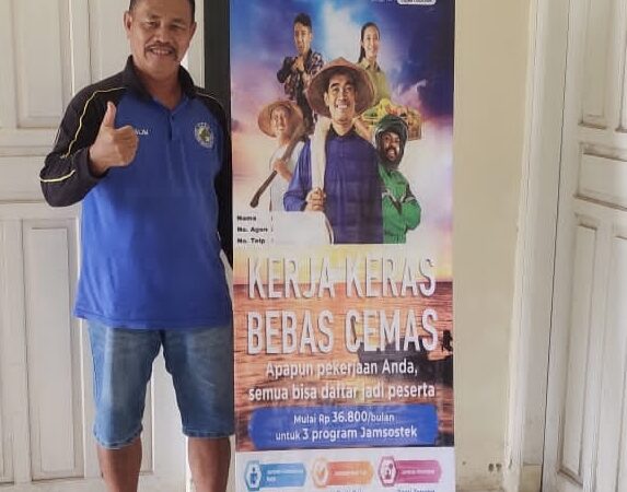 Ketua Koperasi KPKS Gunung Muda Belinyu Bersama BPJS Ketenagakerjaan Serahkan Santunan Kepada Ahli Waris Anggota Yang Meninggal Dunia.