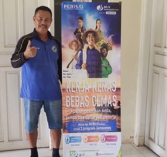 Ketua Koperasi KPKS Gunung Muda Belinyu Bersama BPJS Ketenagakerjaan Serahkan Santunan Kepada Ahli Waris Anggota Yang Meninggal Dunia.