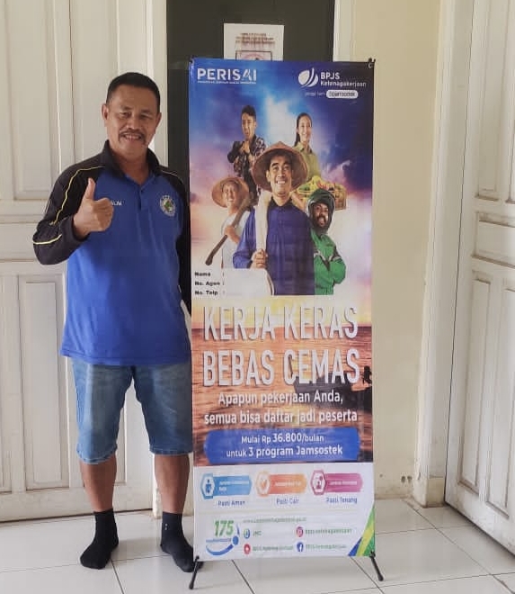 Ketua Koperasi KPKS Gunung Muda Belinyu Bersama BPJS Ketenagakerjaan Serahkan Santunan Kepada Ahli Waris Anggota Yang Meninggal Dunia.