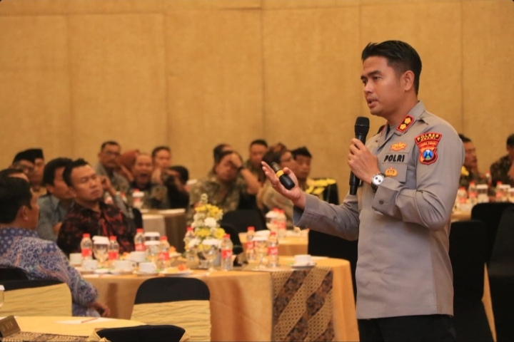 Kapolres Ngawi Jadi Narasumber Bimtek Peningkatan Kapasitas Kepala Desa se-Kabupaten Ngawi Tahun 2025