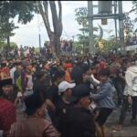 Ribuan Massa Desak Pilkades Serentak di Sampang, Polisi Tembakkan Gas Air Mata Ke Pendemo.