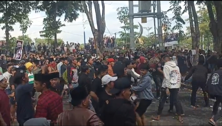 Ribuan Massa Desak Pilkades Serentak di Sampang, Polisi Tembakkan Gas Air Mata Ke Pendemo.