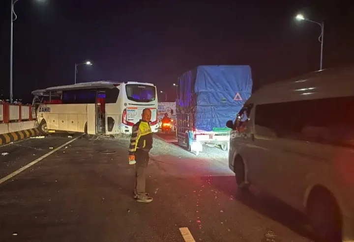 Kecelakaan Bus dan Truk di Jembatan Suramadu Kamis Dini Hari Menelan Satu Korban Jiwa.