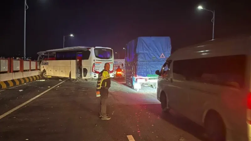 Kecelakaan Bus dan Truk di Jembatan Suramadu Kamis Dini Hari Menelan Satu Korban Jiwa.