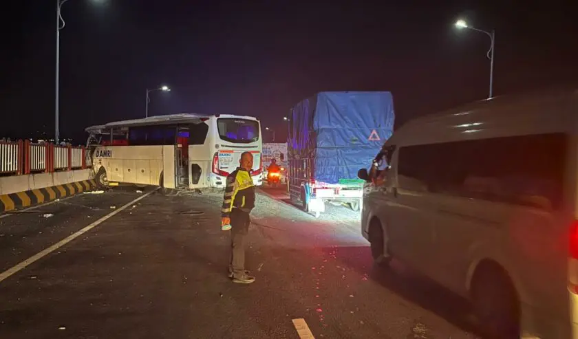 Kecelakaan Bus dan Truk di Jembatan Suramadu Kamis Dini Hari Menelan Satu Korban Jiwa.