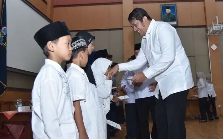Peringati HUT Korpri Wabup Gagarin Sumrambah Buka Khitan Massal Baznas Pacitan di Gedung Karya Darma