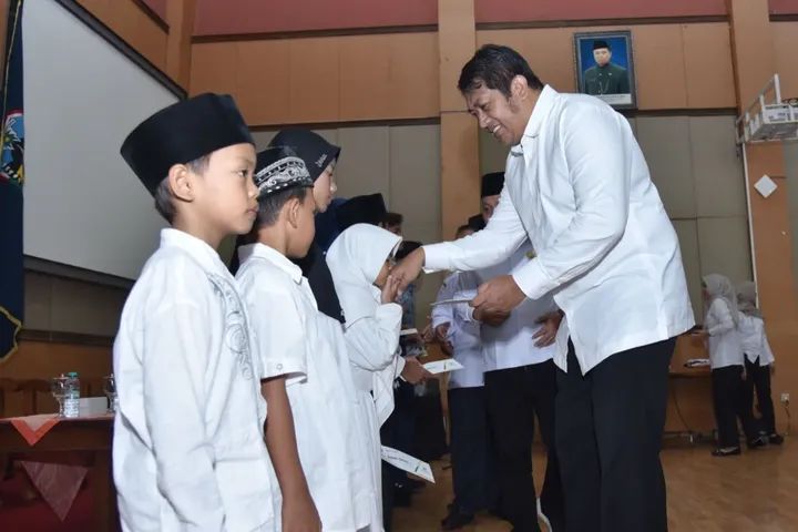 Peringati HUT Korpri Wabup Gagarin Sumrambah Buka Khitan Massal Baznas Pacitan di Gedung Karya Darma