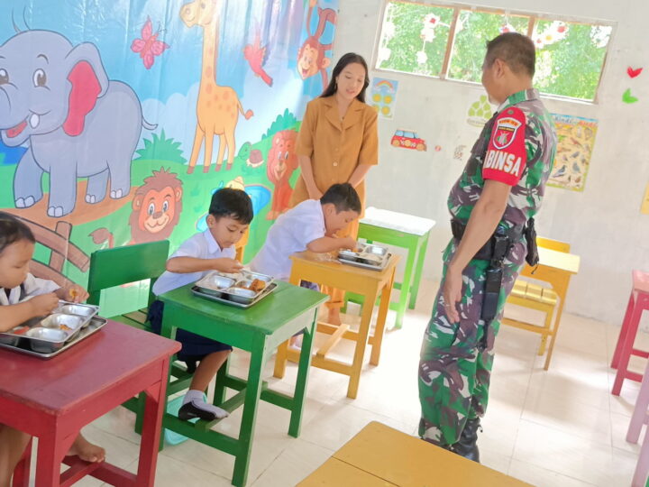 Dukung Program Pemerintah, Babinsa Kodim 1016/Palangka Raya Monitoring Pendistribusian MBG