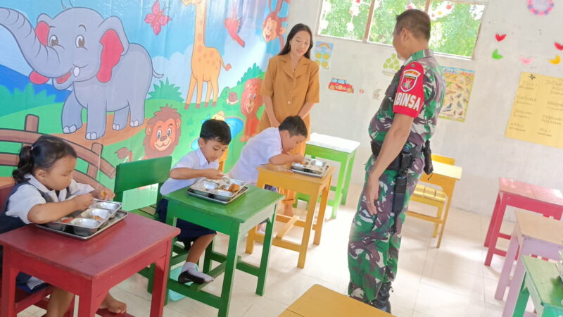 Dukung Program Pemerintah, Babinsa Kodim 1016/Palangka Raya Monitoring Pendistribusian MBG